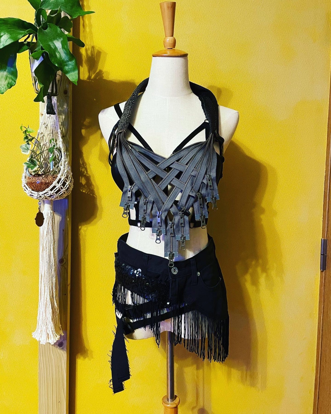 黒いベストとスカートの衣装