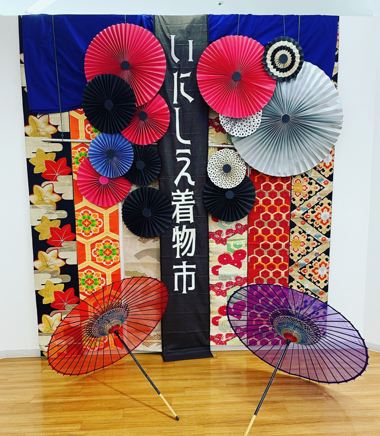 和柄の布と紙飾りを組み合わせた展示