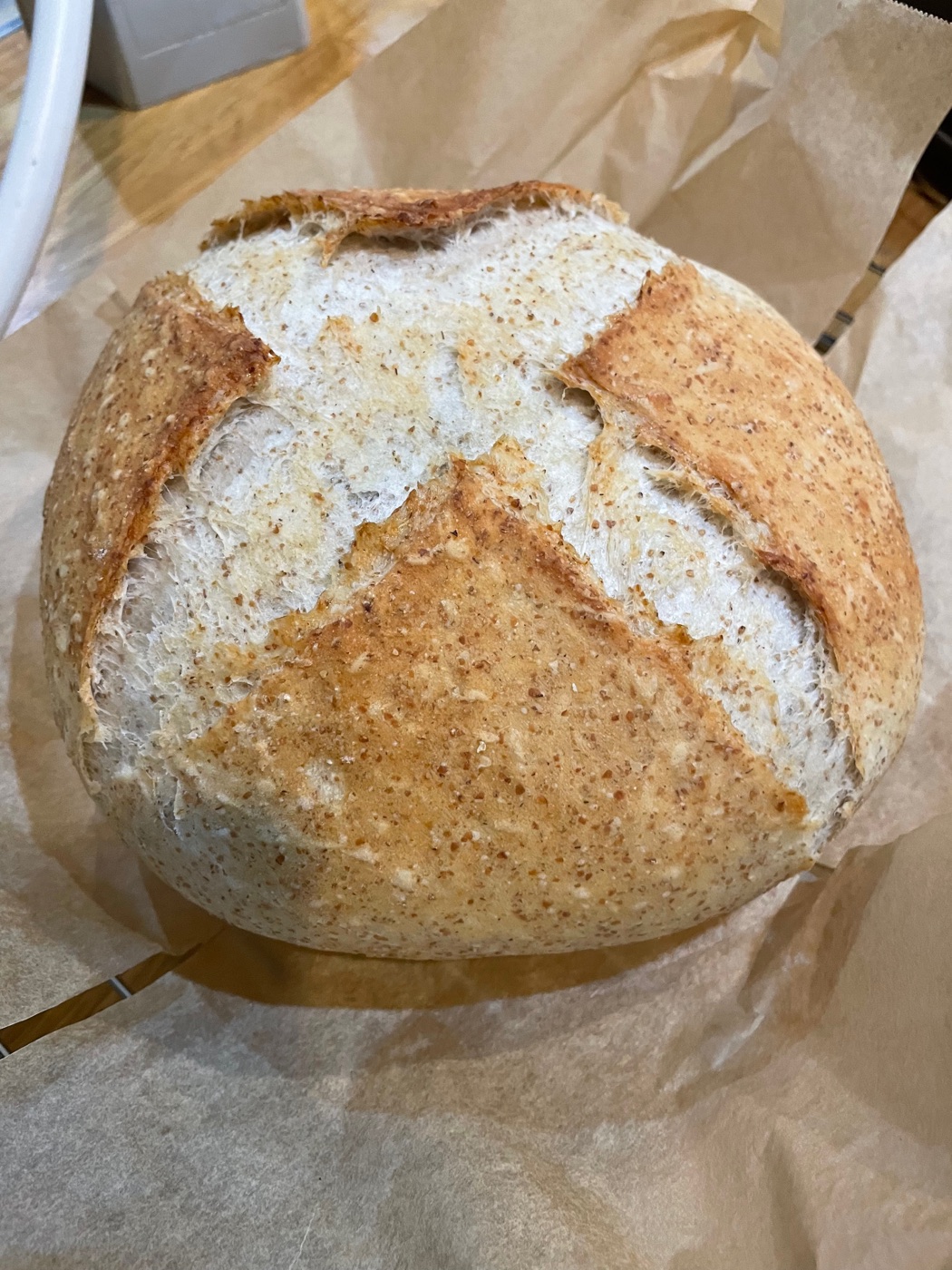 白い装飾を施した丸い造作物