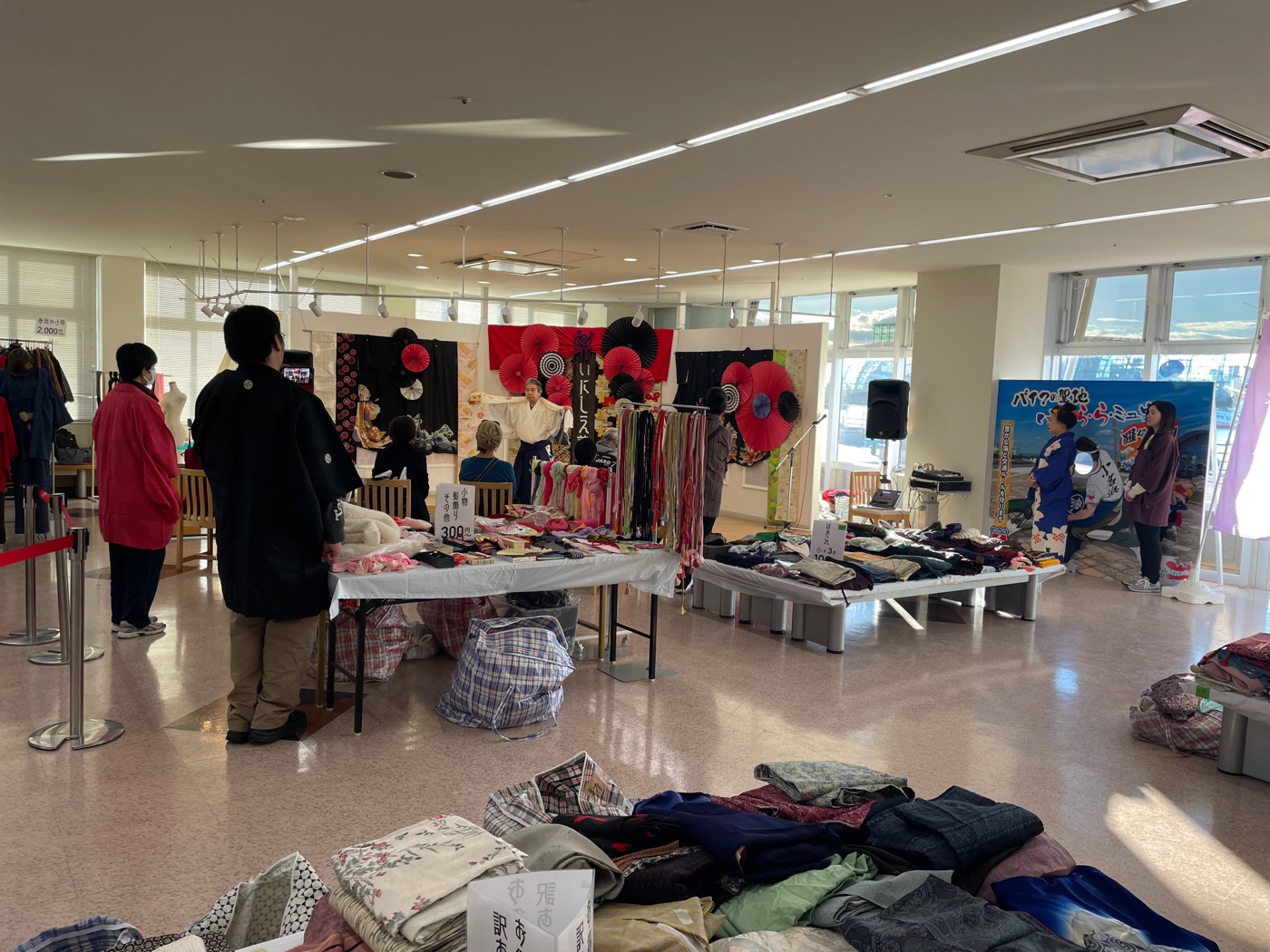 テーブルや展示物が並ぶ会場