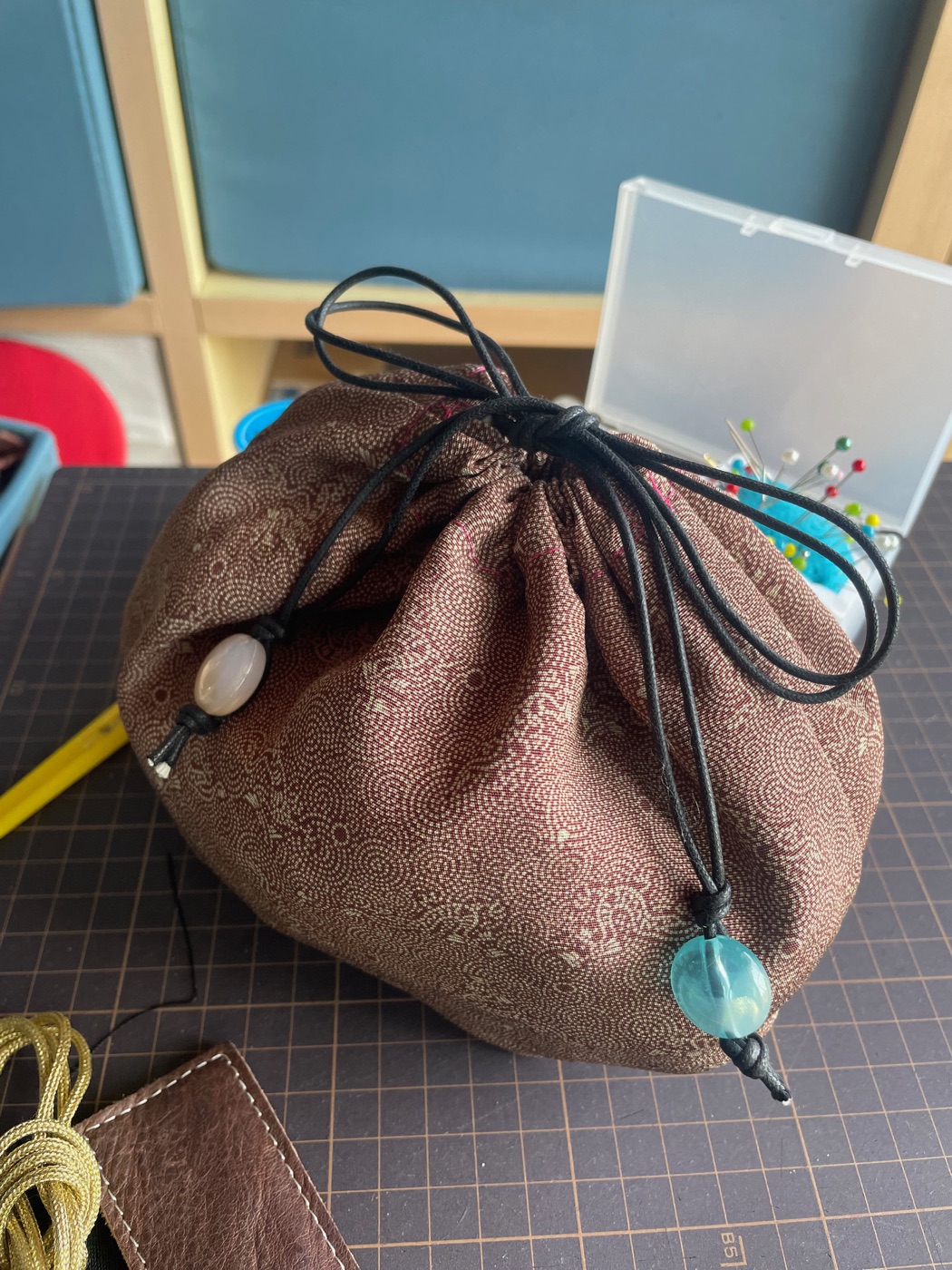 茶色の巾着型の革小物